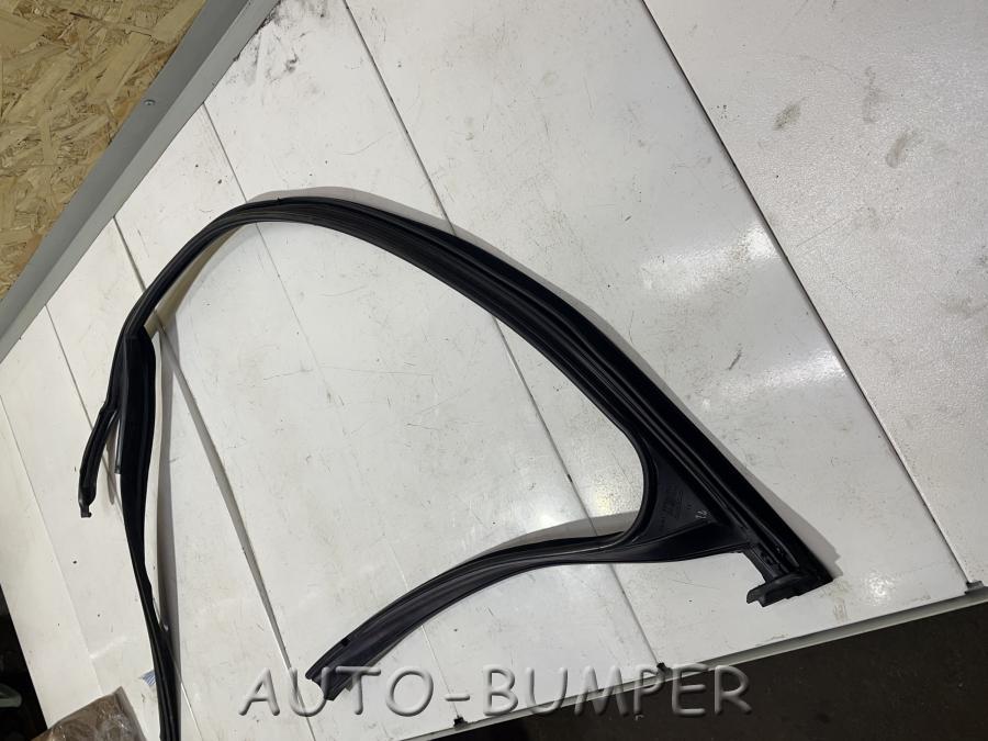Volvo XC60 2010- Уплотнитель стекла двери передней правой 31479777, 30762366, 31352213